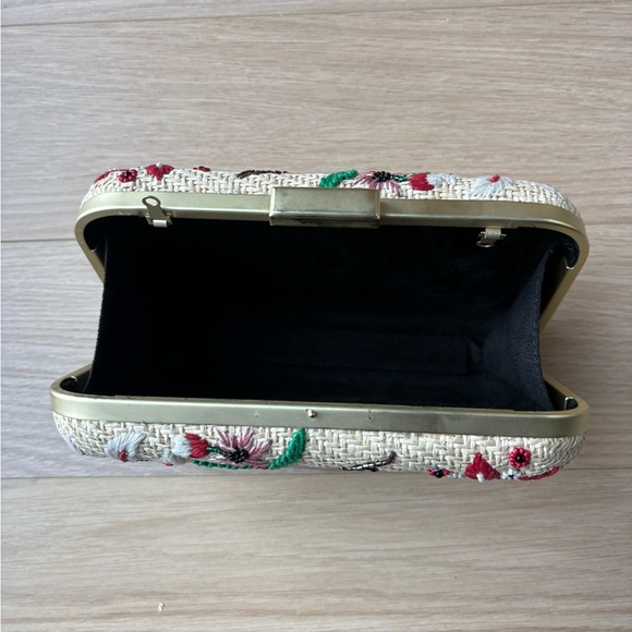 Embroidered Floral Straw Clutch - Picture 4 of 5